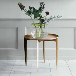 Fritz Hansen Objects Foldable Tray Table Ø 45 Cm -vitra shop Fritz Hansen Objects Tray Table Lifestyle2