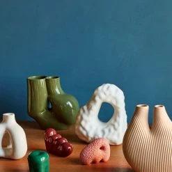 vitra shop -vitra shop W and S Boulder Bookend ivory W and S Little Lion Sculpture dark pink W and S Chubby Vase olive green